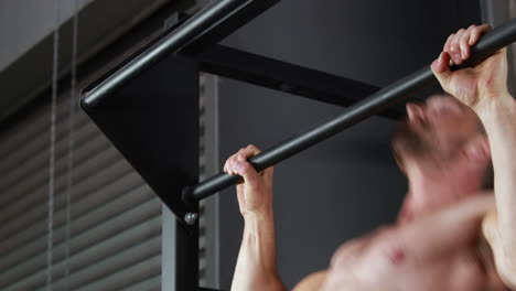 Hombre-Sin-Camisa-En-Forma-Haciendo-Flexiones