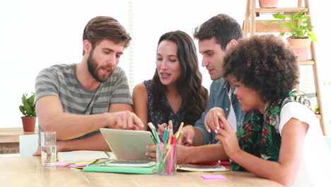 Casual-business-people-looking-at-laptop-computer-