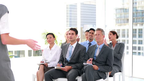 Gente-De-Negocios-Haciendo-Preguntas-Durante-La-Presentación