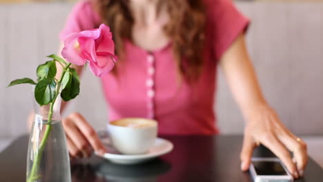 Mujer-Revisando-Su-Teléfono-Tomando-Café