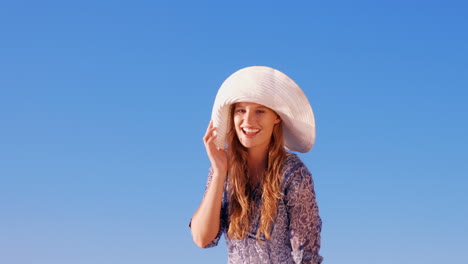 Mujer-Elegante-En-La-Playa