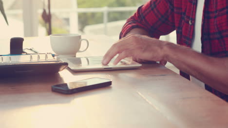 Manos-De-Un-Hombre-De-Negocios-Casual-Usando-Una-Tableta-