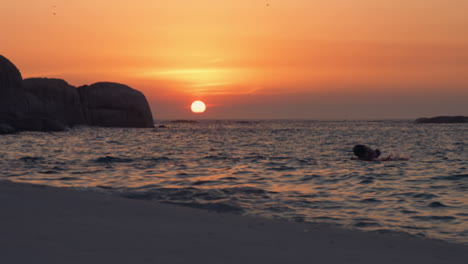 Mann-Beim-Surfen-Während-Des-Sonnenuntergangs-