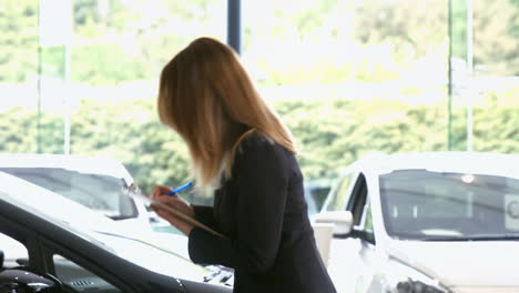 Mujer-De-Negocios-Revisando-Un-Auto