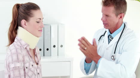 Doctor-speaking-with-patient-in-neck-brace
