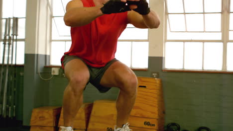 Hombre-En-Forma-Haciendo-Saltos-De-Caja-En-El-Gimnasio.