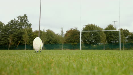 Nahaufnahme-Eines-Rugbyspielers,-Der-Einen-Rugbyball-Kickt