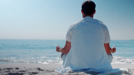 Vista-De-Desgaste-Del-Hombre-Relajándose-En-La-Playa-