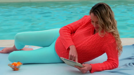 Pregnant-woman-using-tablet