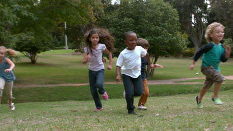 Niños-Felices-Corriendo-En-El-Parque