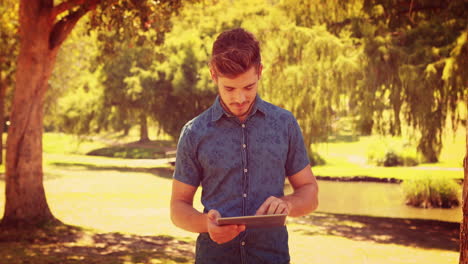 Schöner-Mann-Mit-Tablet-Im-Park