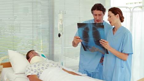 Doctors-looking-at-patient-Xray