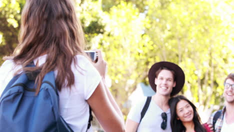 Lächelnde-Frau,-Die-Foto-Zu-Hipster-Freunden