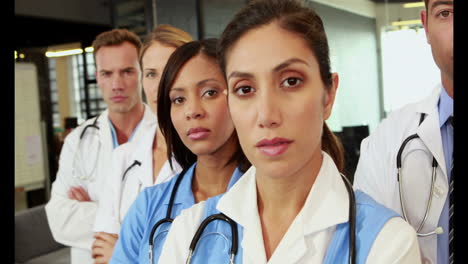 Portrait-of-standing-doctors-with-arms-crossed