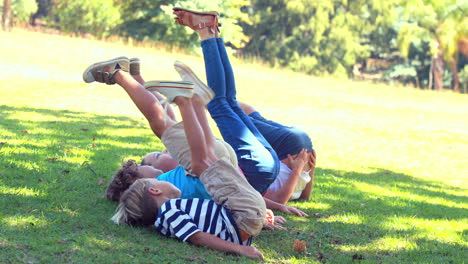 Niños-Haciendo-Gimnasia-Juntos-En-El-Parque