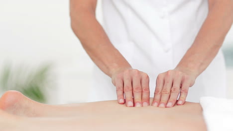 Physiotherapeut-Gibt-Einem-Patienten-Eine-Sportmassage