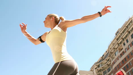 Hübsche-Blondine-Beim-Joggen