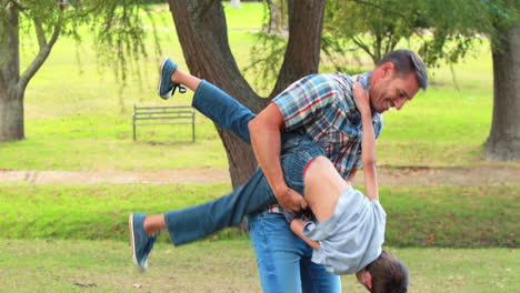 Padre-E-Hijo-Divirtiéndose-En-El-Parque