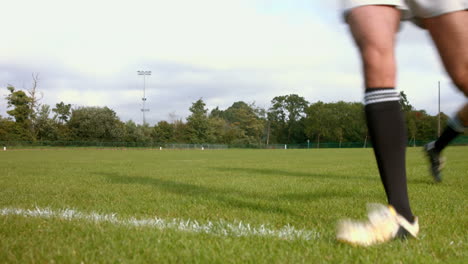 Rugby-team-members-passing-the-ball