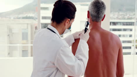 Doctor-examining-spot-at-her-patient-