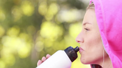 Pretty-jogger-drinking-water-