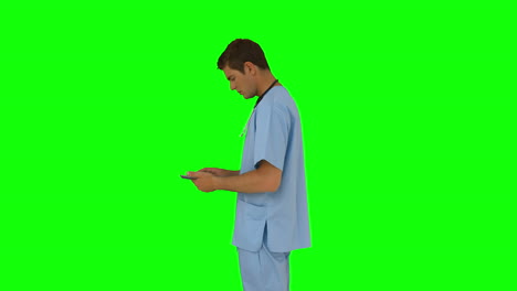 Chirurg-Steht-Mit-Seinem-Smartphone