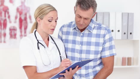 Smiling-doctor-speaking-to-her-patient