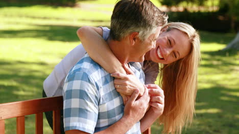 Pareja-Relajándose-En-El-Parque-En-Un-Banco