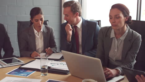 Gente-De-Negocios-Sonriente-Trabajando-Juntos-