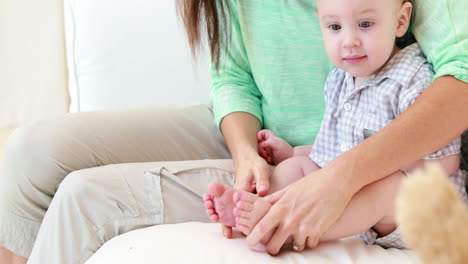 Glückliche-Mutter-Mit-Ihrem-Baby