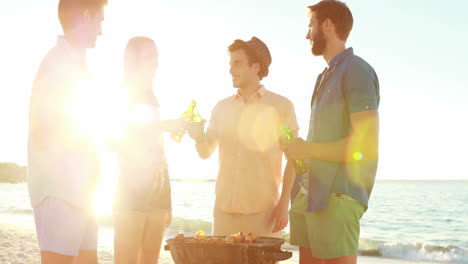 Lächelnde-Freunde-Kochen-Grill-Am-Strand