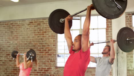 Fit-people-lifting-barbells-in-gym