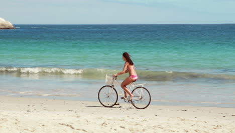 Unbeschwerte-Frau-Bei-Einer-Radtour-Am-Strand