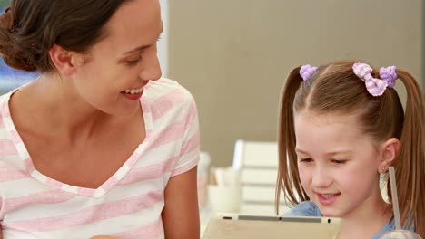 Madre-E-Hija-Usando-Una-Tableta-Juntas