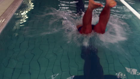 Beschnittene-Ansicht-Eines-Schwimmers,-Der-In-Den-Pool-Eintaucht