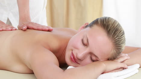 Masseuse-massaging-her-client-back-