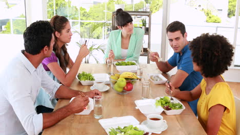 Beiläufige-Geschäftsleute-Beim-Mittagessen