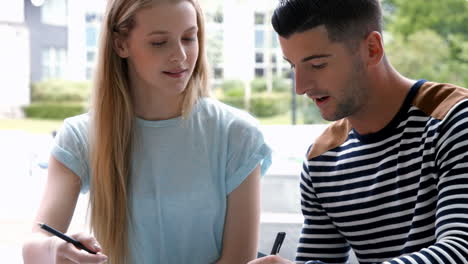 Studenten-Arbeiten-An-Aufgaben-Im-Campus-Café