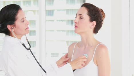 Arzt-Hört-Patienten-Brust-Mit-Stethoskop