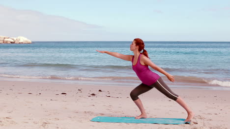 Frau-Macht-Yoga-Am-Strand