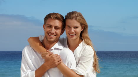 Pareja-Feliz-Divirtiéndose-En-La-Playa