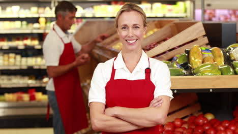 Smiling-worker-in-front-of-her-colleague