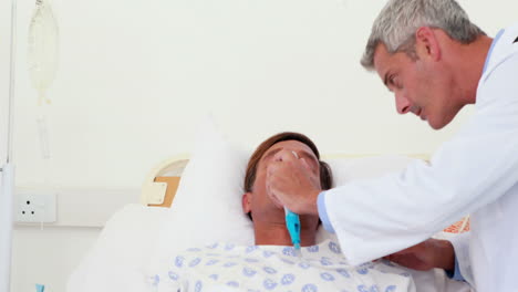 Doctor-putting-oxygen-mask-on-patient-head