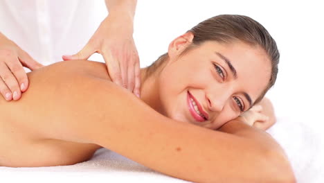 Attraktive-Frau-Erhält-Rückenmassage-Im-Spa-Center