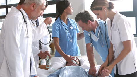 Equipo-De-Médico-Examinando-A-Un-Paciente