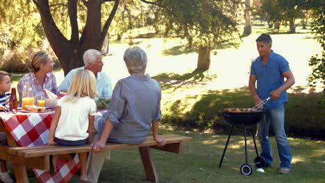 Glücklicher-Mann-Beim-Grillen-Für-Seine-Familie