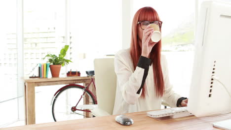 Red-haired-hipster-using-a-computer