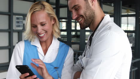 Doctores-Sonrientes-Usando-Un-Teléfono-Inteligente