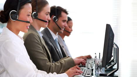 Gente-De-Negocios-Trabajando-En-Call-Center-