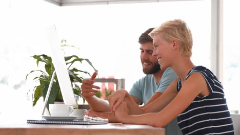 Equipo-De-Negocios-Informal-Trabajando-En-La-Computadora